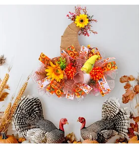 Vue détaillée de la couronne d'automne avec tournesols, gnome et accents de toile