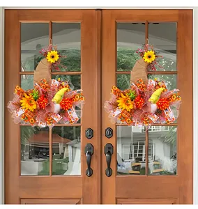 Couronne décorative d'automne en tulle avec gnome et tournesols sur porte en bois