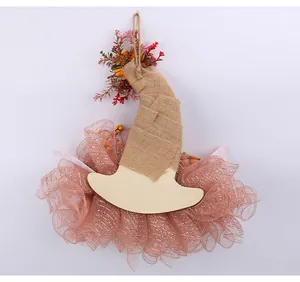 Vue détaillée d'une couronne d'automne en forme de chapeau de sorcière en tulle et jute