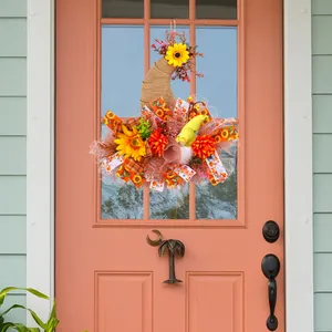 Couronne de porte d'automne avec tournesol, rubans en maille et nain pour le décor
