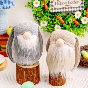 Gnomes de lapin de Pâques faits à la main pour la décoration printanière.