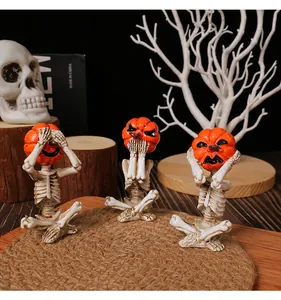 Vista dettagliata di tre statuette di scheletri yoga con teste di zucca per decorazioni Halloween