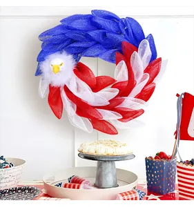 Détail du gros plan de la couronne d'aigle patriotique pour la déco de l'Independence Day