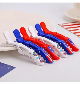 Primer plano de pinzas para el cabello patrióticas con diseño de bandera de EE. UU.