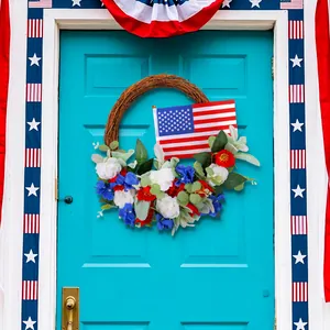 Couronne du Jour de l'Indépendance avec drapeau américain et fleurs pour porte d'entrée