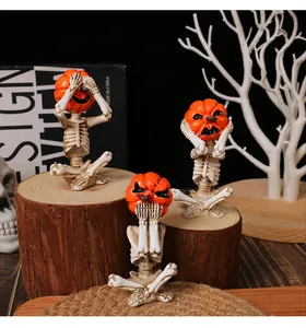 Vista dettagliata di tre figurine di scheletri di zucca yoga per decoro Halloween