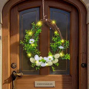 Couronne de Pâques lumineuse avec œufs tachetés et marguerites pour porte d'entrée