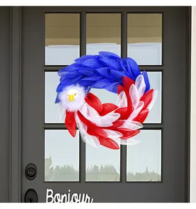 Vue détaillée de la couronne d'aigle en maille patriotique rouge blanc bleu sur une porte