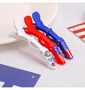 Detalle de horquillas de cocodrillo rojas blancas y azules para el Día de la Independencia