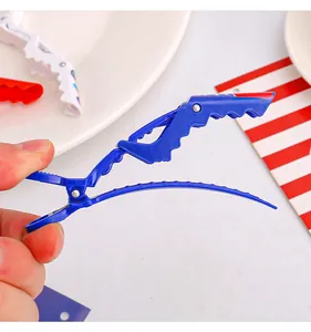 Vista detallada de una pinza para el cabello azul con estrellas y rayas para el 4 de julio