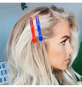 Primer plano de una modelo rubia con pinzas para el cabello temáticas de la bandera de EE. UU.