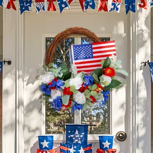 Couronne patriotique pour le Jour de l'Indépendance avec drapeau américain et fleurs