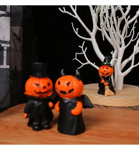 Détail de figurines miniatures de citrouilles d'Halloween en résine de styles gentleman.