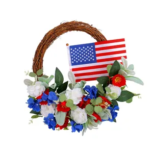 Couronne patriotique de l'Indépendance avec drapeau US et fleurs rouges blanches