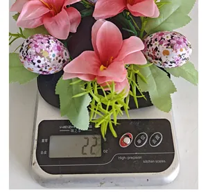Detailansicht des Gewichts des floralen Osterkranzes auf einer hochpräzisen Küchenwaage.