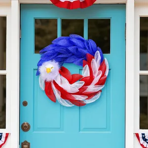Couronne d'aigle américain en maille sur porte bleue pour le Jour de l'Indépendance