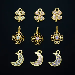Ciondoli quadrifoglio e luna placcati oro 18K con cristalli di zirconia micropavé.