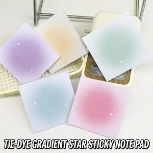 Vista dettagliata di post-it quadrati con sfumatura blush e delicati motivi a stella