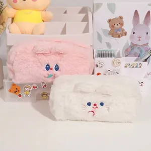 Weiches Plüsch-Federmäppchen-Set in Pink und Weiß mit süßen Tiergesicht-Stickereien.