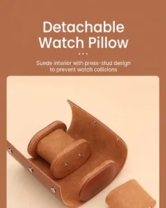 Primer plano del estuche de cuero para relojes con forro de ante y cojín extraíble