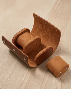 Dettaglio custodia per orologi in pelle di lusso con fodera in pelle scamosciata e cuscino
