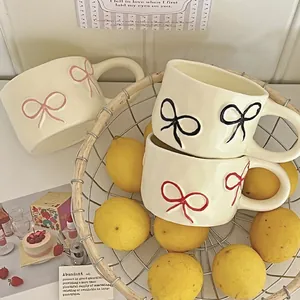 Tazza in ceramica fatta a mano con fiocco a rilievo 3D per caffè o tè color crema