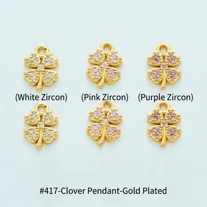 Dettaglio di ciondoli a quadrifoglio placcati oro 18K con pietre di zirconia colorate