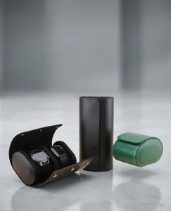 Dettaglio di custodie da viaggio per orologi in pelle di lusso nei colori nero e verde