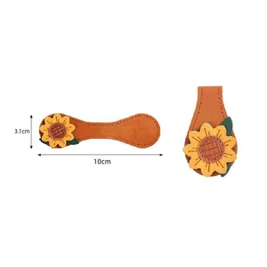 Dettaglio segnalibro magnetico girasole in pelle fatto a mano con dimensioni