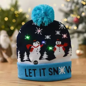 Nahaufnahme der LED-Weihnachtsmütze mit Schneemannmuster und Leuchten