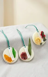 Tablettes de cire parfumées faites à la main avec fleurs séchées et agrumes.