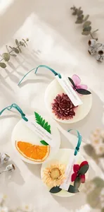 Détail de tablettes de cire parfumées aux fleurs séchées et tranches d'orange pour armoire