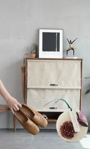 Vue détaillée d'une tablette de cire parfumée aux fleurs pour placard à chaussures.