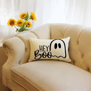 Detailansicht eines Halloween-Kissenbezugs mit Geist-Motiv und Hey Boo-Text auf dem Sofa