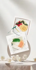 Détail de tablettes de cire parfumée aux fleurs séchées dans des coffrets cadeaux blancs