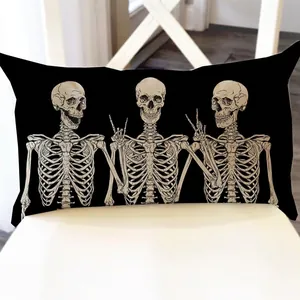 Detailansicht eines Halloween-Lendenkissens mit drei Skelettgrafiken auf schwarzem Grund