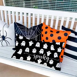 Nahaufnahme von Halloween-Dekokissen mit Geistern und Spinnennetz-Motiven
