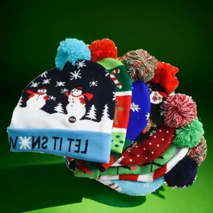 Bunte Weihnachts-Strickmützen mit LED-Lichtern und Bommeln für festliche Partys.