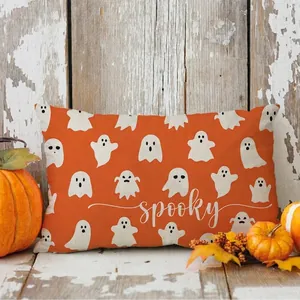 Halloween Geister Lendenkissenbezug mit Spooky-Schriftzug auf rustikalem Holzhintergrund