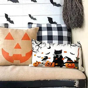 Detailansicht des Halloween-Lendenkissenbezugs mit einer schwarzen Katze, Kürbissen und Fledermäusen