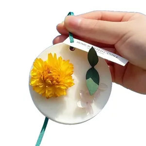 Tablette de cire parfumée faite main avec fleur jaune séchée et ruban vert pour armoire