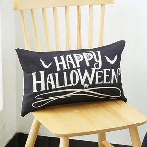 Nahaufnahme eines schwarzen Halloween-Lendenkissens mit Happy Halloween-Text auf Holzstuhl