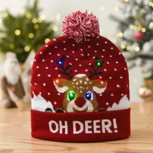 Festliche rote LED-Weihnachtsmütze mit Rentier-Muster und 'OH DEER!'-Schriftzug