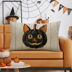 Detailansicht eines Halloween-Kissenbezugs mit Kürbis-Schwarzkatzen-Print in gemütlicher Umgebung