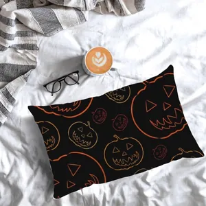 Detaillierte Ansicht eines Halloween-Kissenbezugs mit leuchtenden Kürbismustern im Bett