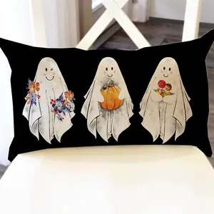 Detailansicht des Halloween Kissenbezugs mit drei süßen illustrierten Geistern auf Schwarz