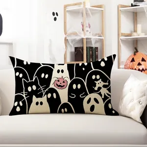 Nahaufnahme eines dekorativen Halloween-Kissenbezugs mit Cartoon-Gespenstern und Katzen