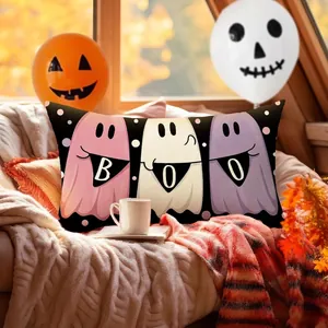 Halloween Geist Lendenkissenbezug mit BOO Design in gemütlicher häuslicher Umgebung