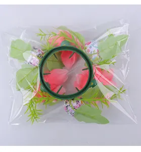 Draufsicht auf einen Oster-Blumenkranz mit Eiern in einer klaren Plastikverpackung
