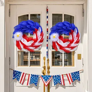 Deux couronnes d'aigle patriotiques suspendues à une porte blanche pour le 4 juillet